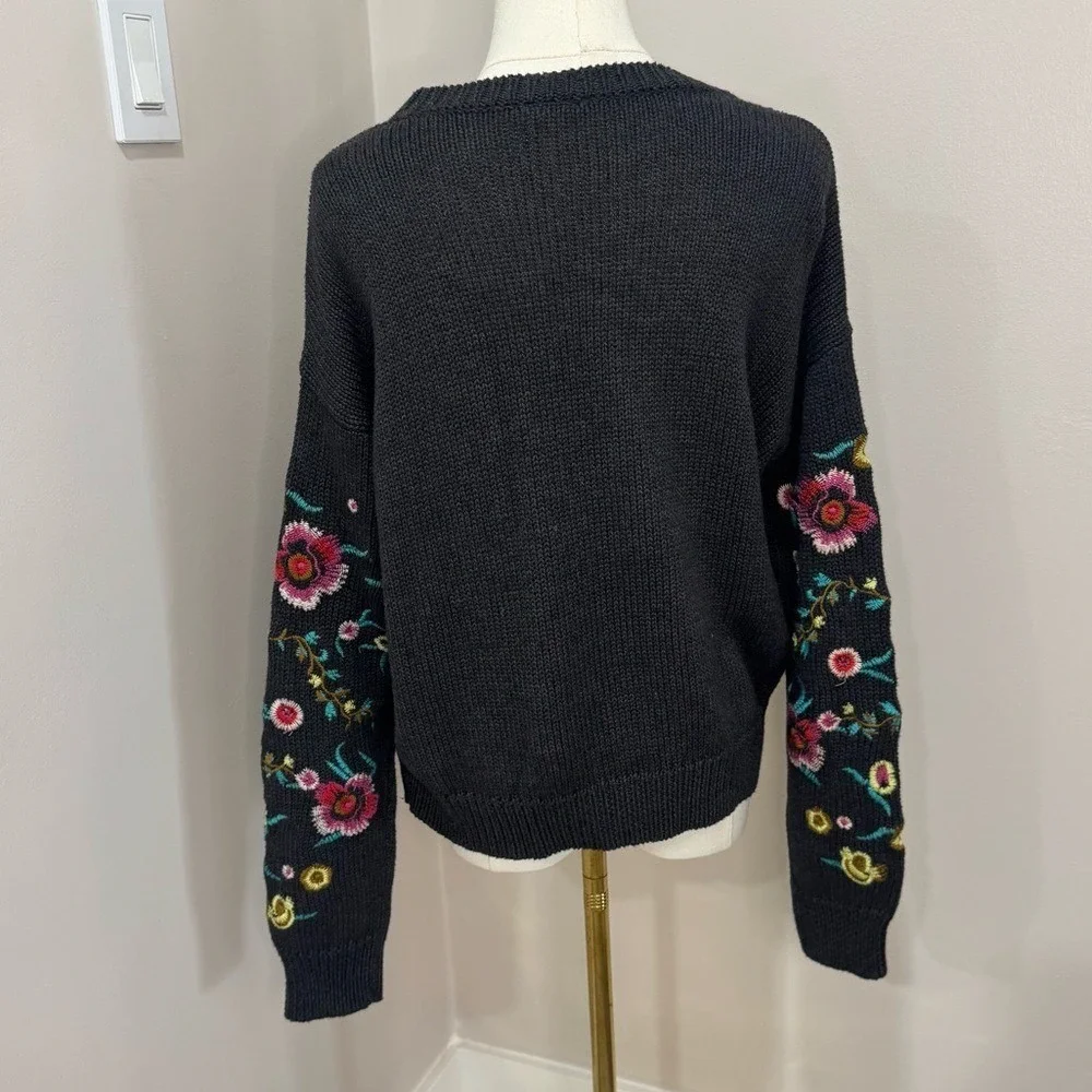 Beautiful Floral Embroidered‎ Sleeve Dark Gray Sweater Small